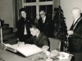 Jean Royer, Bürgermeister von Tours, trägt sich bei seinem ersten Mülheim-Besuch im September 1962 in das Goldene Buch der Stadt ein - Stadtarchiv