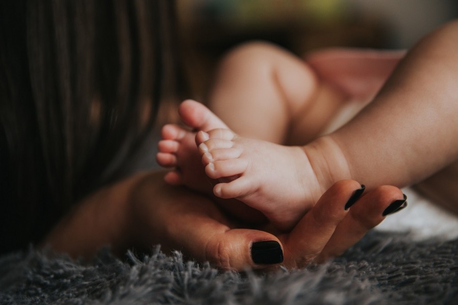 Hände einer Mutter halten die Füße ihres Neugeborenen. Baby, Geburt, werdende Eltern, Mütter, Väter, Elternzeit, Adoption - Bild von Public Co auf Pixabay