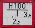 Hydrantenschild. Hydranten werden durch 25 cm x 20 cm große weiße Schilder mit rotem Rand kenntlich gemacht.