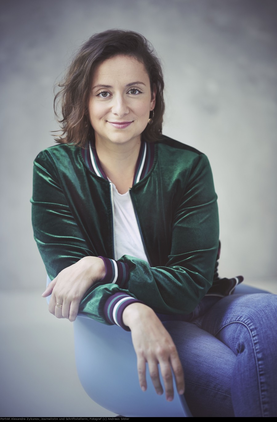 Das Foto zeigt ein Porträt der Schriftstellerin Alexandra Zykunov. - Porträt Alexandra Zykunov, Journalistin und Schriftstellerin, Fotograf (c) Andreas Sibler