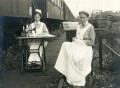 Zwei Krankenschwestern aus Mülheim an der Ruhr vor dem Lazarettzug der Augenheilanstalt