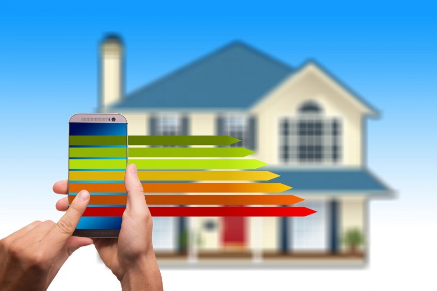 Smartphone und Wohnhaus, Symbol für das virtuelle Wohnhaus. - Pixabay