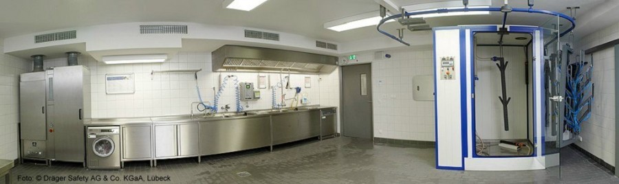 Im Graubereich der Atemschutzwerkstatt werden gebrauchte Ausrüstungen und Geräte teilweise vollautomatissch gereinigt, desinfiziert und getrocknet.