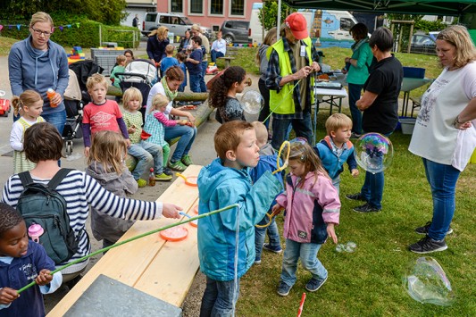 Spielen verbindet Jung und Alt - Tage der Spielplatzpaten NRW,eine Veranstaltung zum Weltspieltag auf dem Spielplatz Auf dem Dudel. 28.05.2015 Foto: Walter Schernstein