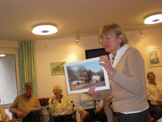Frau Passmann vom Netzwerk der Generationen beim Zeigen der Bildertafeln