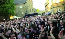 Impressionen vom Burgfolk Festival im Schloß Broich. Das Publikum ist voll dabei!