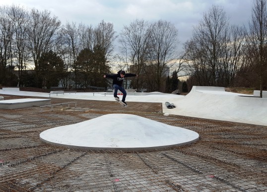 Das Foto zeigt unseren Schülerpraktikanten Julian Sauer auf der Skateanlage Suedpark