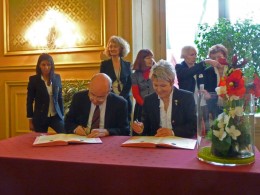 50. Jubiläum der Partnerschaft zwischen Mülheim und Tours am 21. Januar 2012: Unterzeichnung der Städtepartnerschaftsurkunde