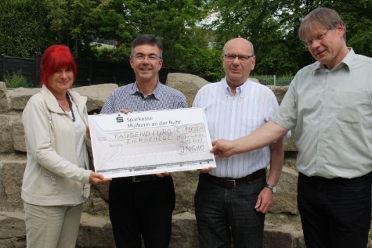 Tiergehege Witthausbusch: INGHO Vorstand überreicht eine Spende von 1.000 Euro an Sylvia Waage und Dieter Klein.
