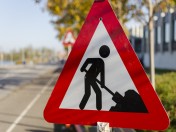 Schild, das auf Bauarbeiten im Straßenverkehr hinweist