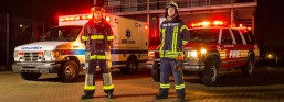Kollegen der Feuerwehr Mülheim mit Schutzkleidung der Feuerwehr Mülheim und der Feuerwehr Chicago.