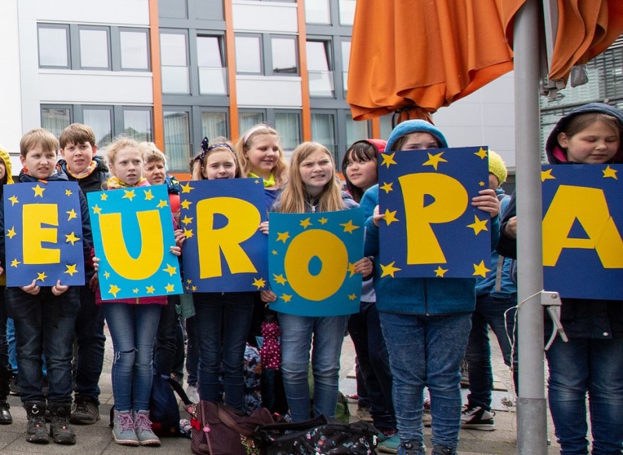 Bildausschnitt Startseite. Euroflash vor dem MedienHaus am 8. Mai 2019: Wir sind Europa und Europa ist bunt waren einige der Botschaften, die auf den selbstgestalteten Plakaten der Schülerinnen und Schüler zu lesen waren. - Volker Wiebels