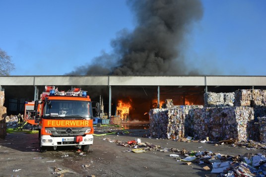 Großbrand Ruhrorter Straße - Einsatzkräfte vor Ort löschen Brand in Papierlager