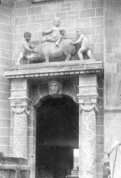 Das Glücksschwein über dem Eingangsportal der Sparkasse, direkt neben dem Eingang der Synagoge. Nach heftigen Debatten im Rat der Stadt im Herbst 1908 wurde es auf Drängen der jüdischen Gemeinde wieder entfernt.