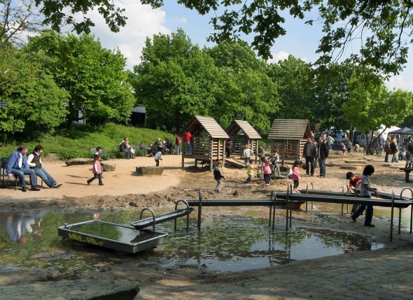 Der Matschspielplatz an der großen MüGa-Wiese ist ein beliebter Anziehungspunkt für die ganze Familie. - MST GmbH / Michael Dahlke