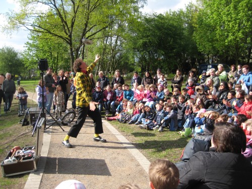 Auftritt von Clown tiftof am 12. April 2011 bei der Einweihung des Spielplatzes Steinkuhle   