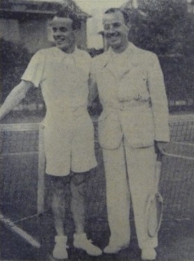Der Mülheimer Tennisspieler Kurt Gies (links) mit seinem Bruder und Trainer Heinz Gies (rechts)