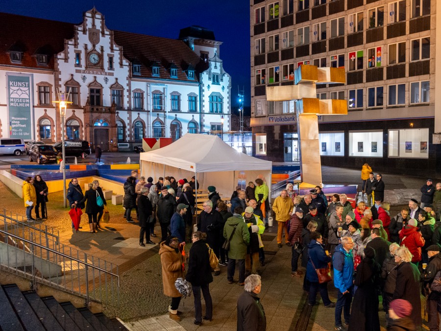 Gäste feiern das jüdische Lichterfest Chanukka auf dem Synagogenplatz. - Online Redaktion - Referat I - Tobias Grimm