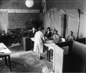 Scans der Ausstellung Demokratie im Aufbruch 1946. Hier ein Wahllokal im Jahr 1946.
 - Quelle/Autor: Stadtarchiv