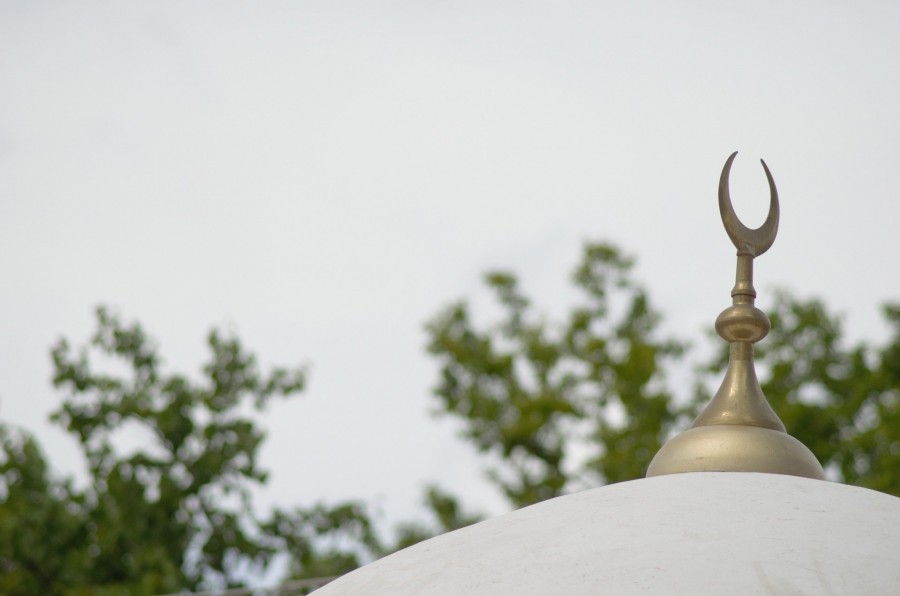 Moschee, Muslime, Ramadan, Religionsgemeinschaft, Fastenzeit, Fastenbrechen, Islam, Opferfest. Das Foto zeigt den oberen Teil der Kuppel einer Moschee mit Halbmond, die in den Himmel ragt. - Pixabay