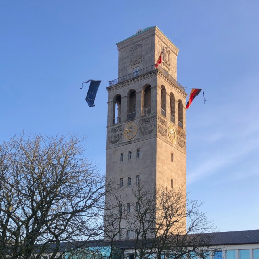 Rathausturm, Beflaggung, Trauerbeflaggung, Flaggen. - Volker Wiebels
