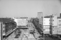 Blick vom ehemaligen Kaufhof auf das Woolworth-Gebäude (rechts) im Jahre 1975. - Quelle/Autor: Medienkompetenzzentrum