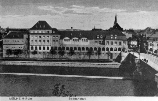 Ansicht des am 1. August 1912 eröffneten Stadtbads (Blick vom Broicher Ruhrufer)