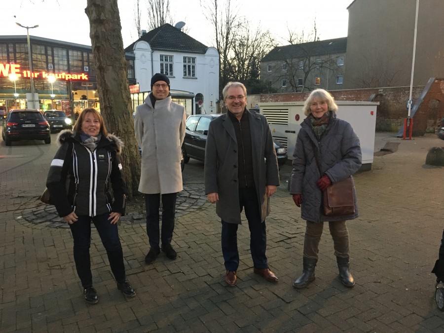 Rundgang durch die BV 3- OB Buchholz vor dem Depot mit Bezirksbürgermeisterin Elke Oesterwind, Planungsamtleiter Felix Blasch und Frau Möhlig - Roos