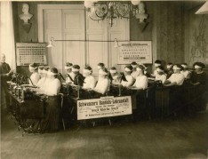 Unterricht einer kaufmännischen Klasse der Handelsschule Schwenzer im 10-Finger-Blindschreiben (1911) - Stadtarchiv