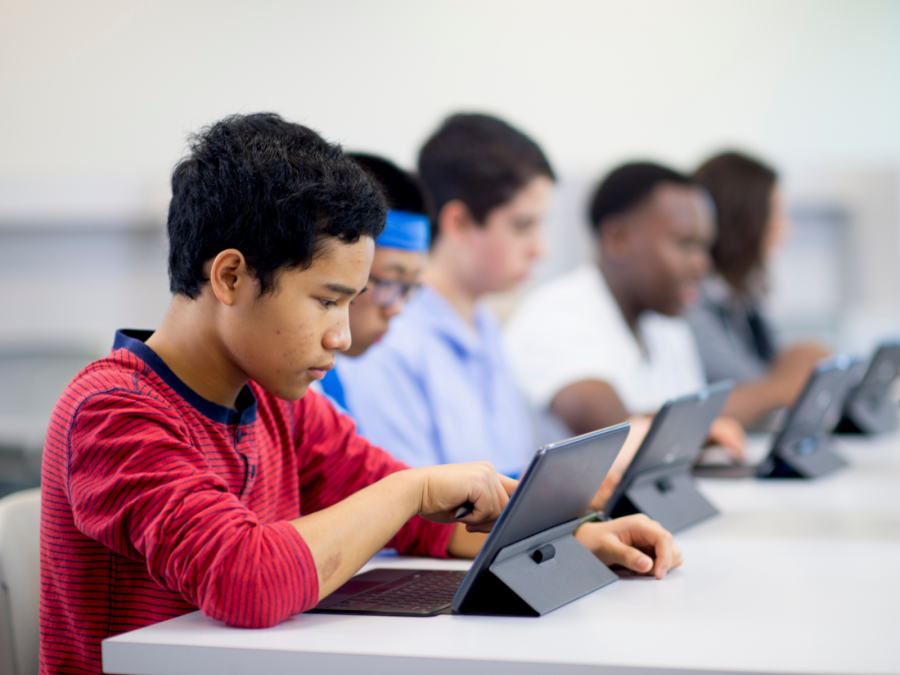 Schülerinnen sitzen am Tablet, Schule, digital - Canva