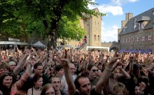 Begeisterte Fans beim Burgfolkfestival im Innenhof des Schlosses Broich