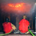 Realbrandausbilder beobachten die Ausbreitung von Feuer und Rauchgasen.