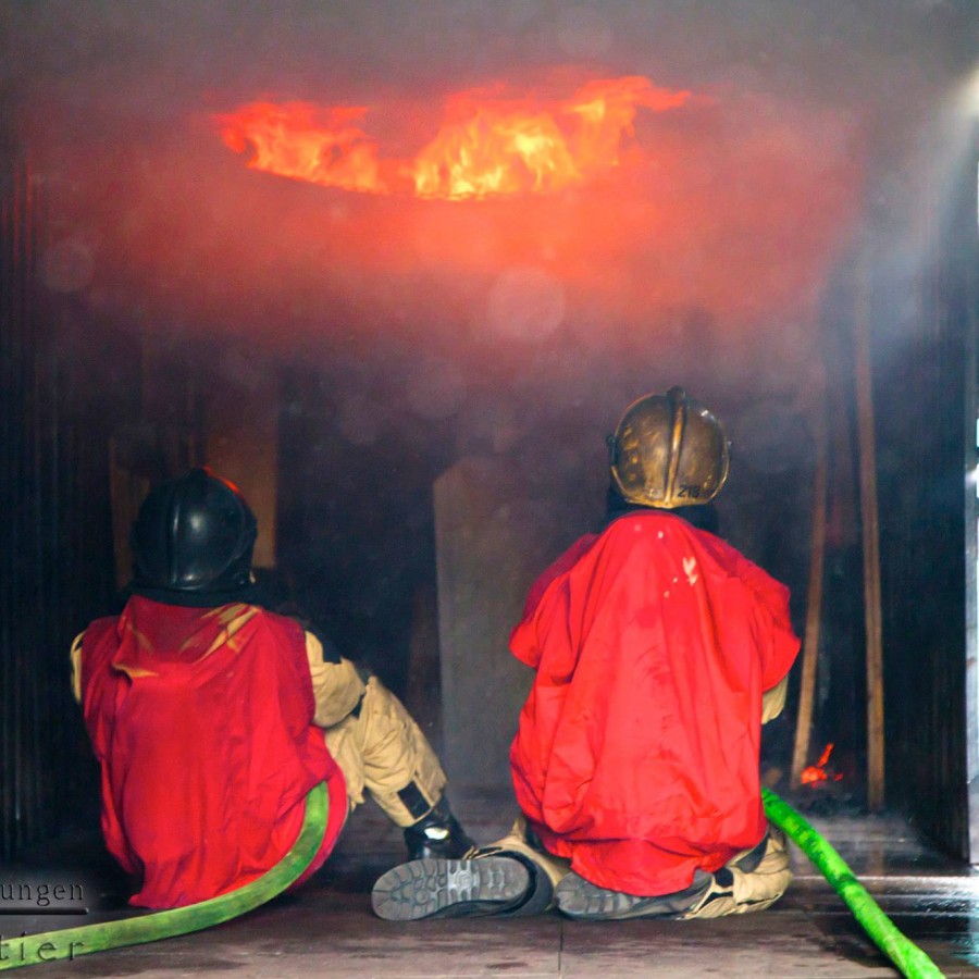 Realbrandausbilder beobachten die Ausbreitung von Feuer und Rauchgasen. - Marc Stier