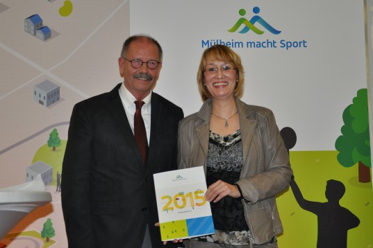 Prof. Dr. Werner Giesen und Martina Ellerwald präsentierten beim gemeinsamen Jahresempfang von MSB und MSS unter anderem den frisch erschienenen Jahresbericht 2015