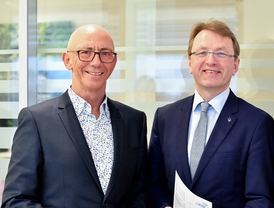 v.l.: Oberbürgermeister Ulrich Scholten und Jürgen Schnitzmeier, Geschäftsführer von Mülheim  Business - Walter Schernstein