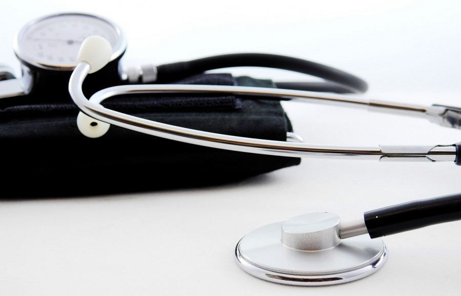 Stethoskop und Blutdruckmessgerät als Symbol, für ärztliche Untersuchung, Krankschreibung, Attest. - Bild von Bruno /Germany auf Pixabay