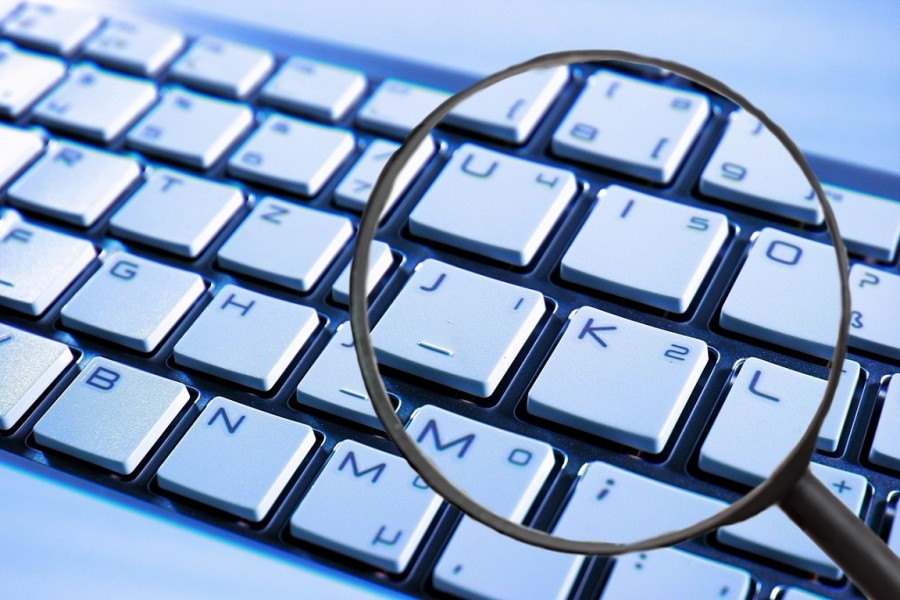 Tastatur mit Lupe. Symbol für Datenschutz. - Pixabay