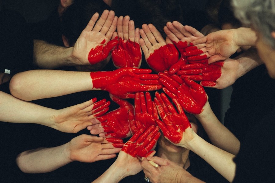Viele Hände halten ihre rot bemalten Handflächen hoch und daraus entsteht ein rotes Herz. Menschen mit einer Behinderung leben nicht isoliert - sie sind keine Randgruppe unserer Lebenswelt, sondern sie leben in unserer Mitte - sind Kinder, Jugendliche, Ehe- und Lebenspartner, Arbeitskollegen, Nachbarn, Familienmitglieder und Senioren. Inklusion, Integration - Pixabay