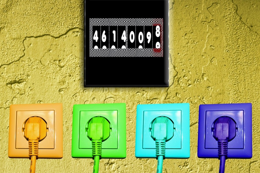 Bunte Steckdosen unter einem Stromzähler. Stromverbrauch, Stromsparen, Energieberatung, Gebäudesanierung, Umweltschutz, Klimaschutz - Bild von kalhh auf Pixabay