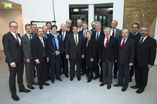 Ruhrgebiets-OberbürgermeisterInnen fuhren zu Gesprächen nach Berlin. Hier mit Vizekanzler Sigmar Gabriel von der SPD (Mitte)